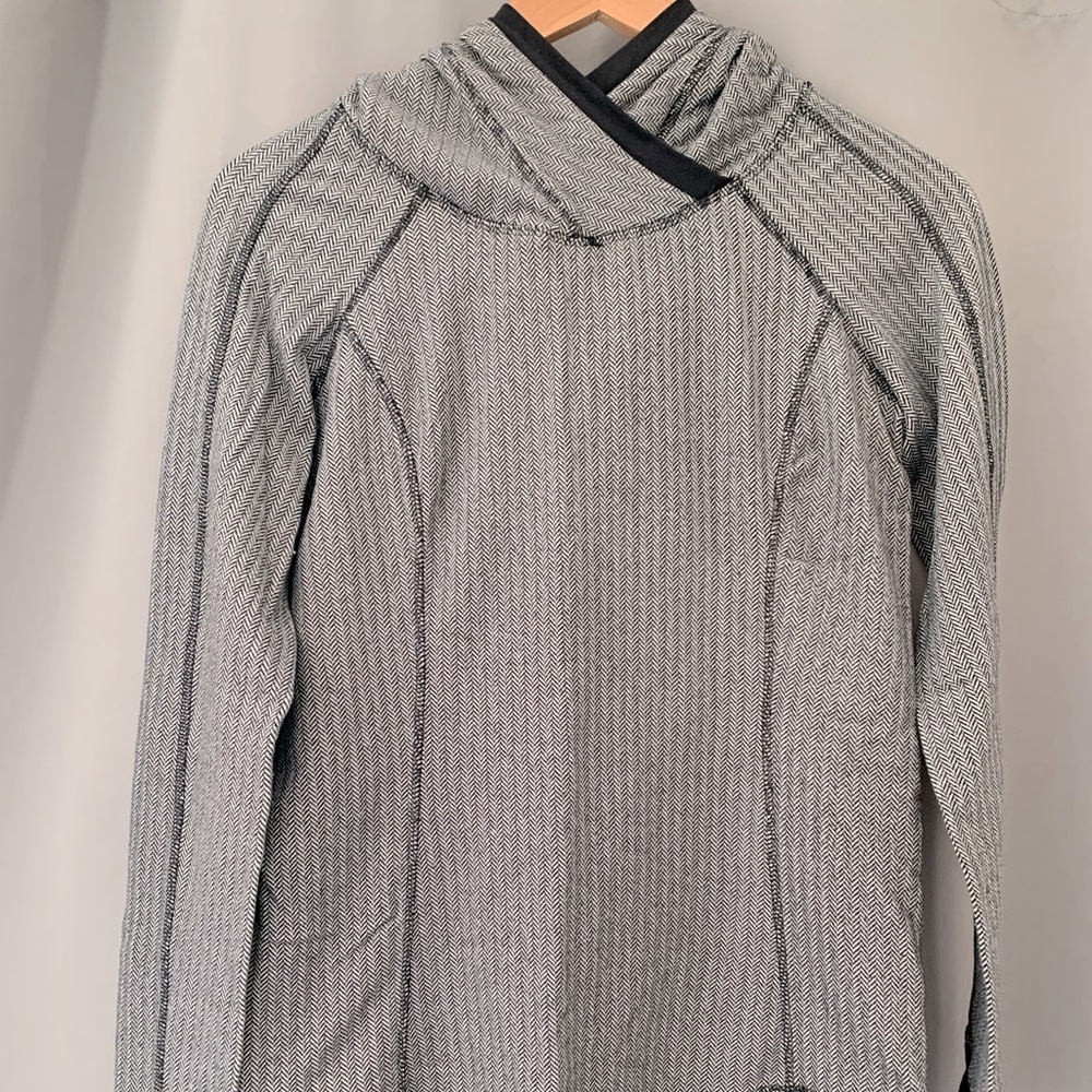 Lululemon pullover with hood - women’s 6